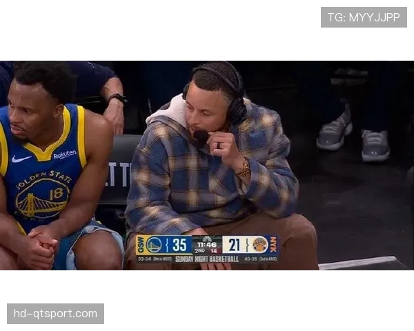 “特写:库里在替补席为年轻队友讲解战术板的画面引发讨论”